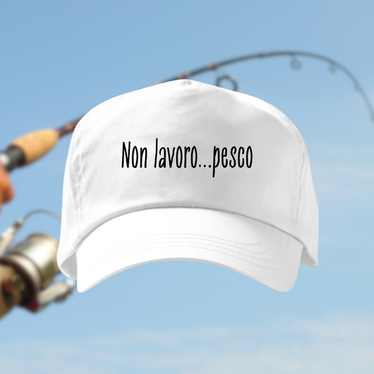 IO NON LAVORO…PESCO - cappellino bianco